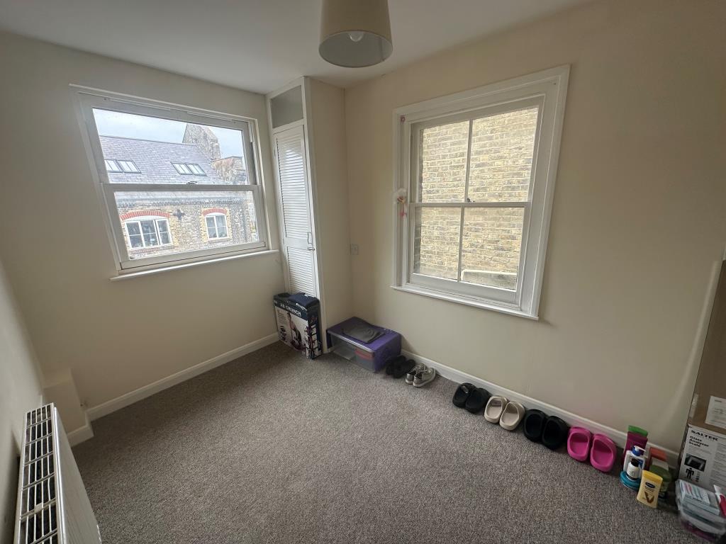 Lot: 25 - TWO-BEDROOM FLAT FOR INVESTMENT - Bedroom two